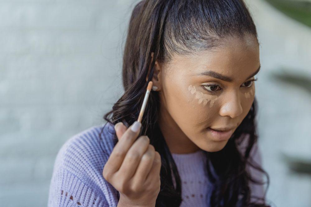Ilustrasi perempuan menggunakan concealer (pexels.com/George Milton)