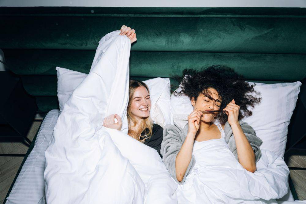 Ilustrasi staycation bersama sahabat (pexels.com/ KoolShooters)