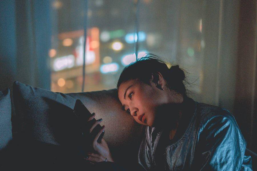 ilustrasi lelah main gadget (pexels.com/mikoto.raw Photographer)