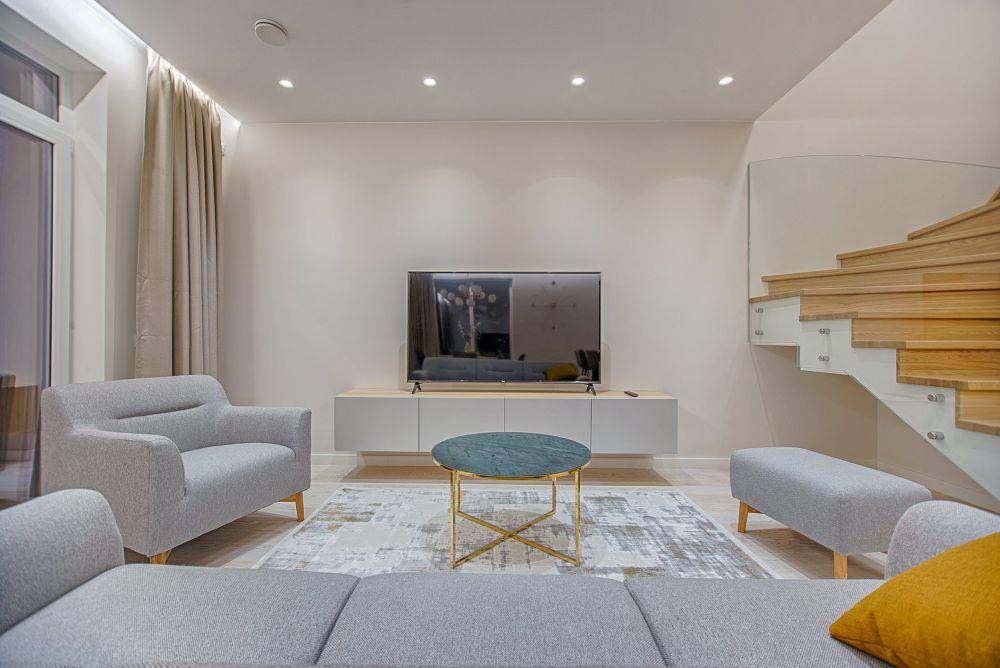 tips menentukan tata letak sofa ruang tengah (pexels.com/Vecislavas Popa)