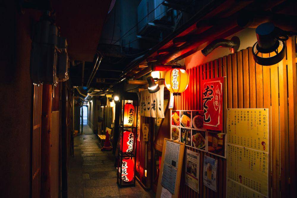 restoran tradisional Jepang dalam gang (pexels.com/Ryutaro Tsukata)