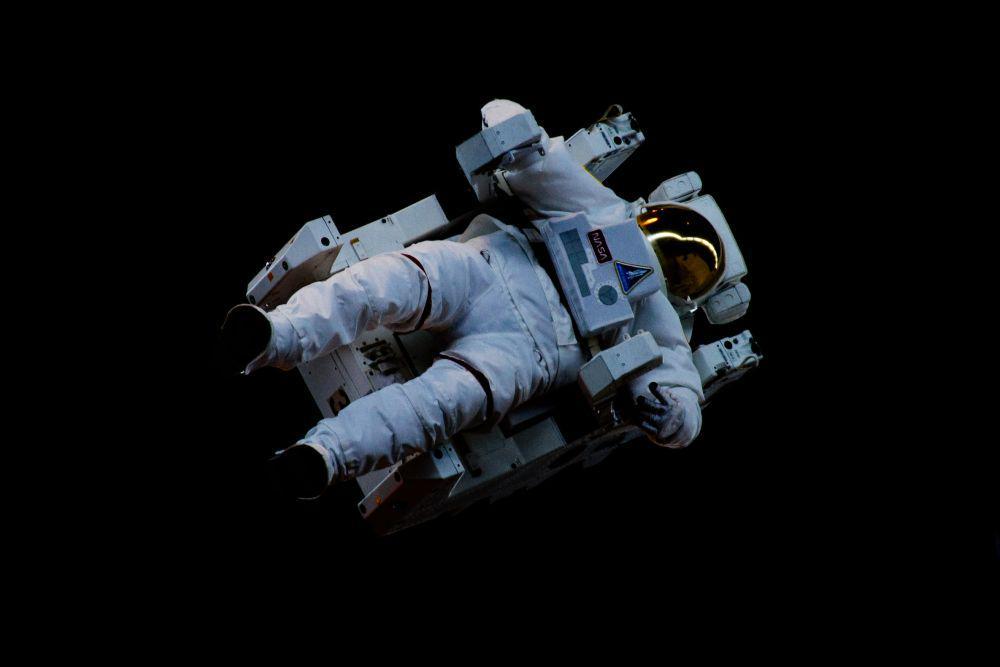 ilustrasi astronot (unsplash.com/@thenikyv)