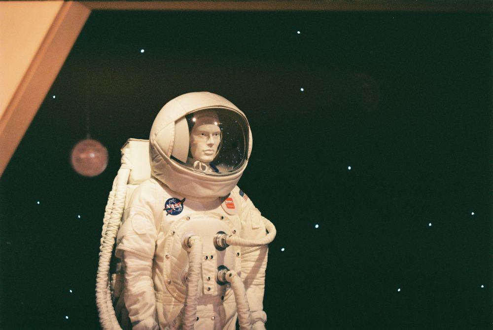 ilustrasi astronot (unsplash.com/@shnipelson)