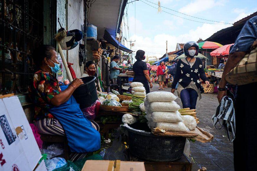 Ilustrasi jual beli di pasar. (unsplash.com/Wherda Arsianto)