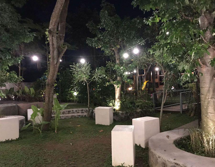 Salah satu tempat makan dengan suasana kebun di Denpasar. (dok. pribadi/Ari Budiadnyana)