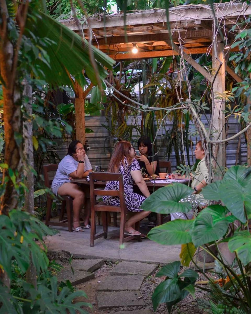 Suasana di Bron Cafe. (instagram.com/bron.caferenon)