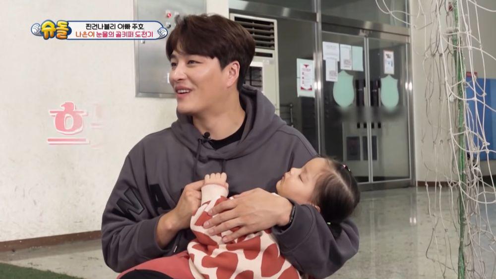 potret manis Min Woo Hyuk dan buah hati (dok. KBS/The Return of Superman)