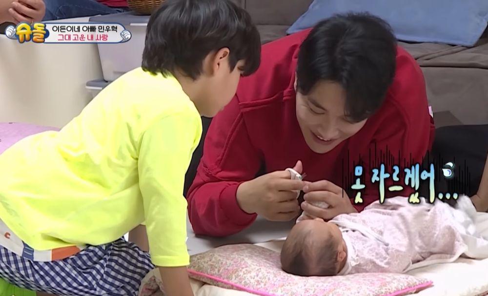 potret manis Min Woo Hyuk dan buah hati (dok. KBS/The Return of Superman)