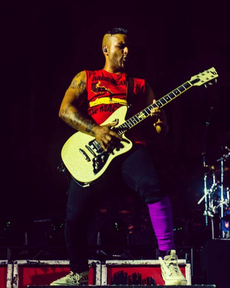 potret Dave Barskh, gitaris Sum 41 (instagram.com/ave_brownsound)