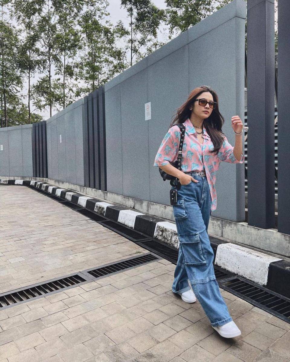 Mix and match long pants ala Mahalini (instagram.com/mahaliniraharja)