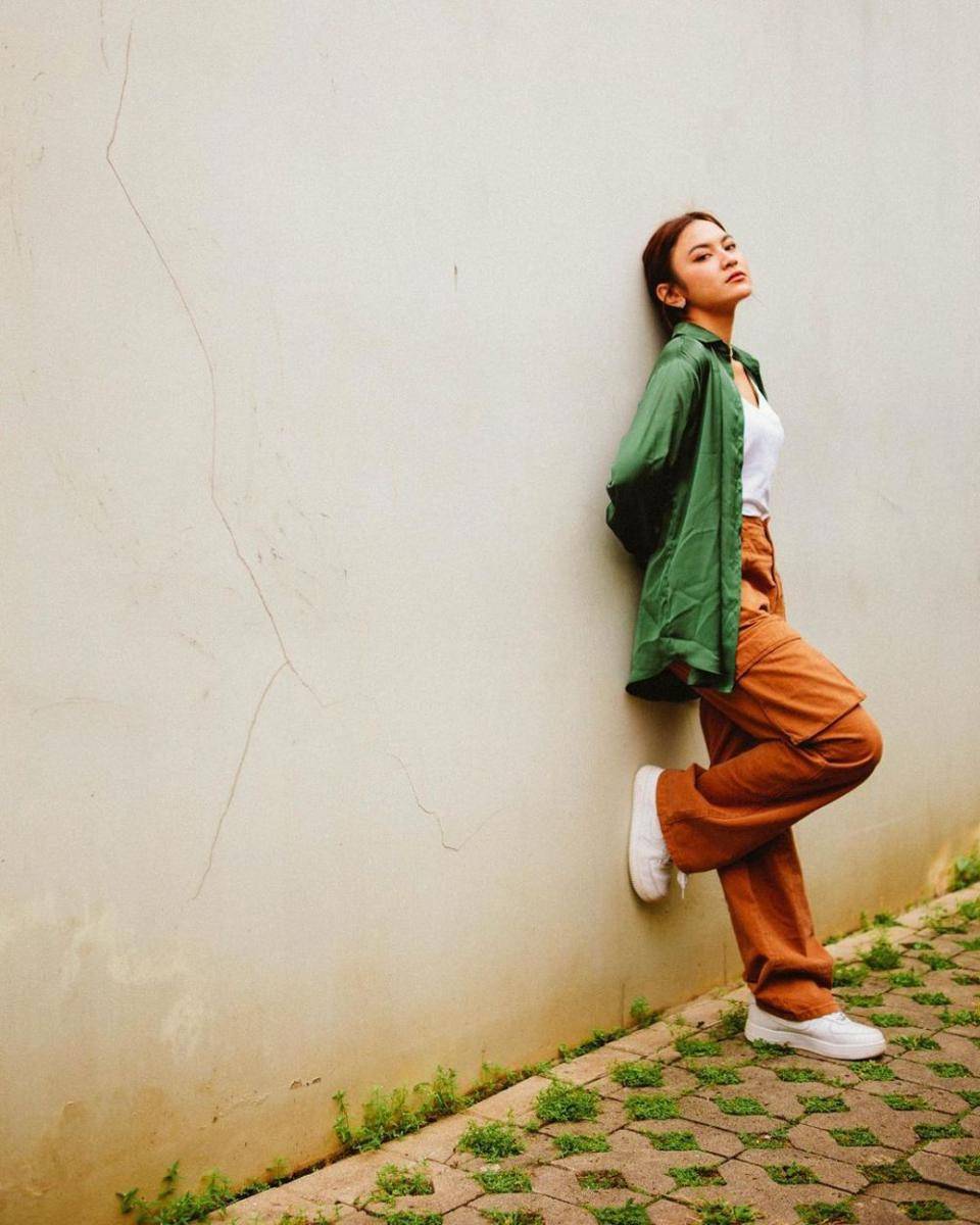 Mix and match long pants ala Mahalini (instagram.com/mahaliniraharja)