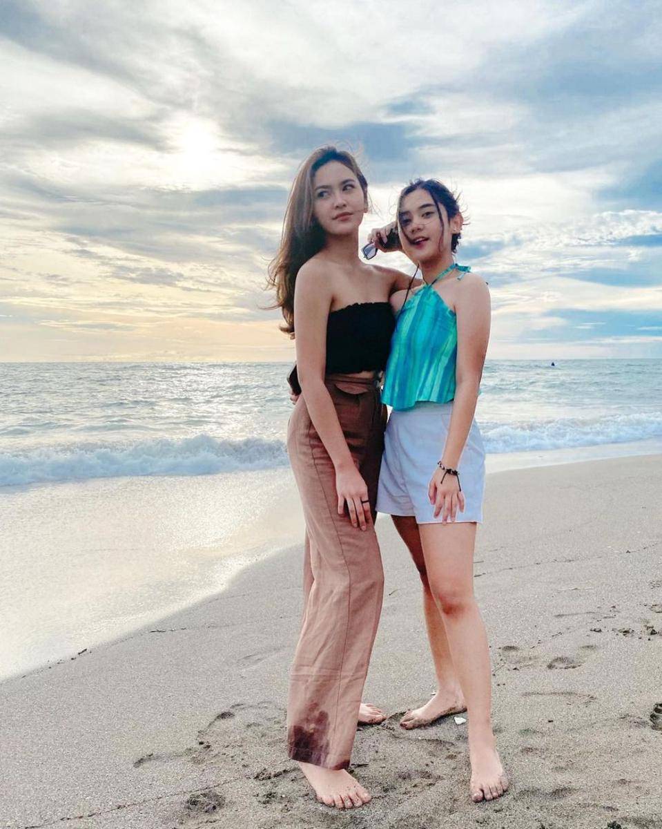 Mix and match long pants ala Mahalini (instagram.com/mahaliniraharja)