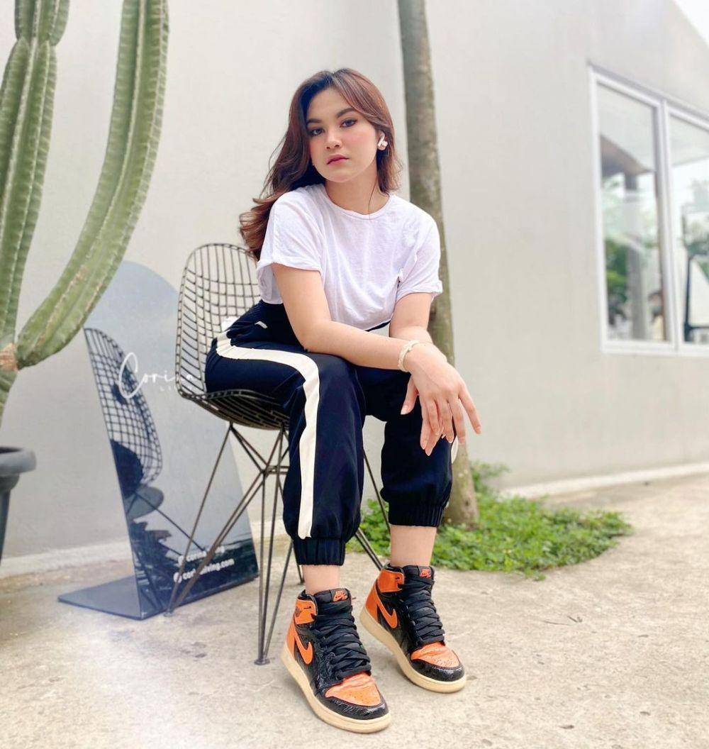 Mix and match long pants ala Mahalini (instagram.com/mahaliniraharja)