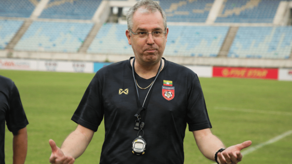 Pelatih Timnas Myanmar U-22, Michael Feichtenbeiner, dalam sesi latihan pada Maret 2023. (Dok. Myanmar Football Federation)