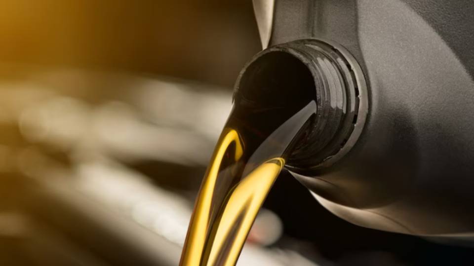 Ilustrasi oli motor (www.freepik.com/love_the_wind)