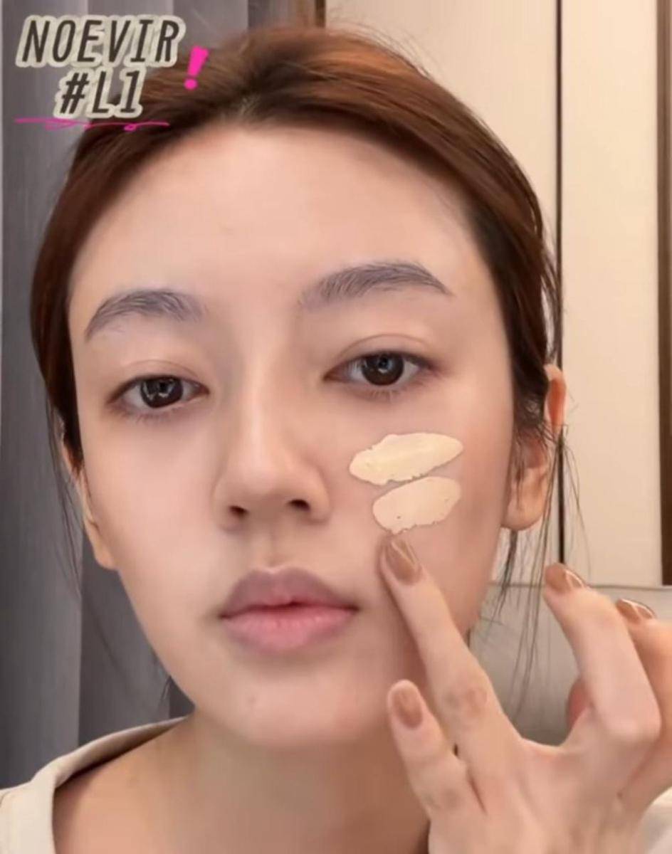 Potret aplikasikan base make up dewy (instagram.com/douyin_makeup)