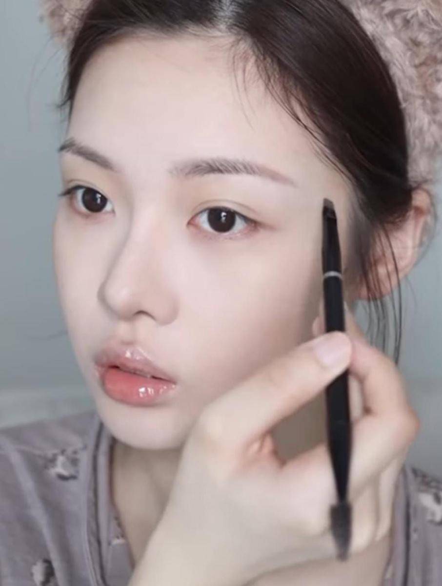 Potret bentuk alis natural (instagram.com/douyin_makeup)