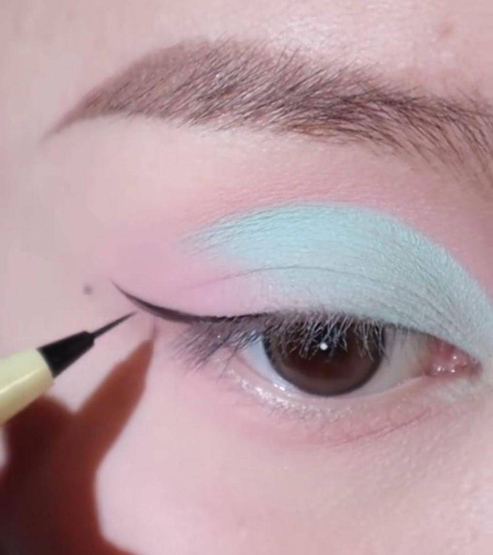 Potret perbesar mata dengan wing eyeliner (instagram.com/douyin_makeup)