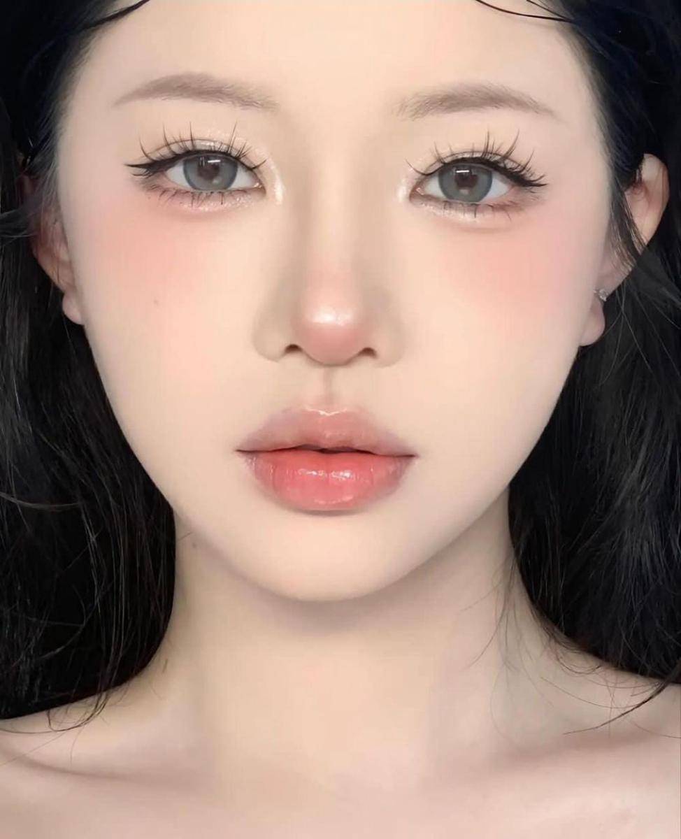 Potret bibir plumpy dan glossy (instagram.com/douyin_makeup)