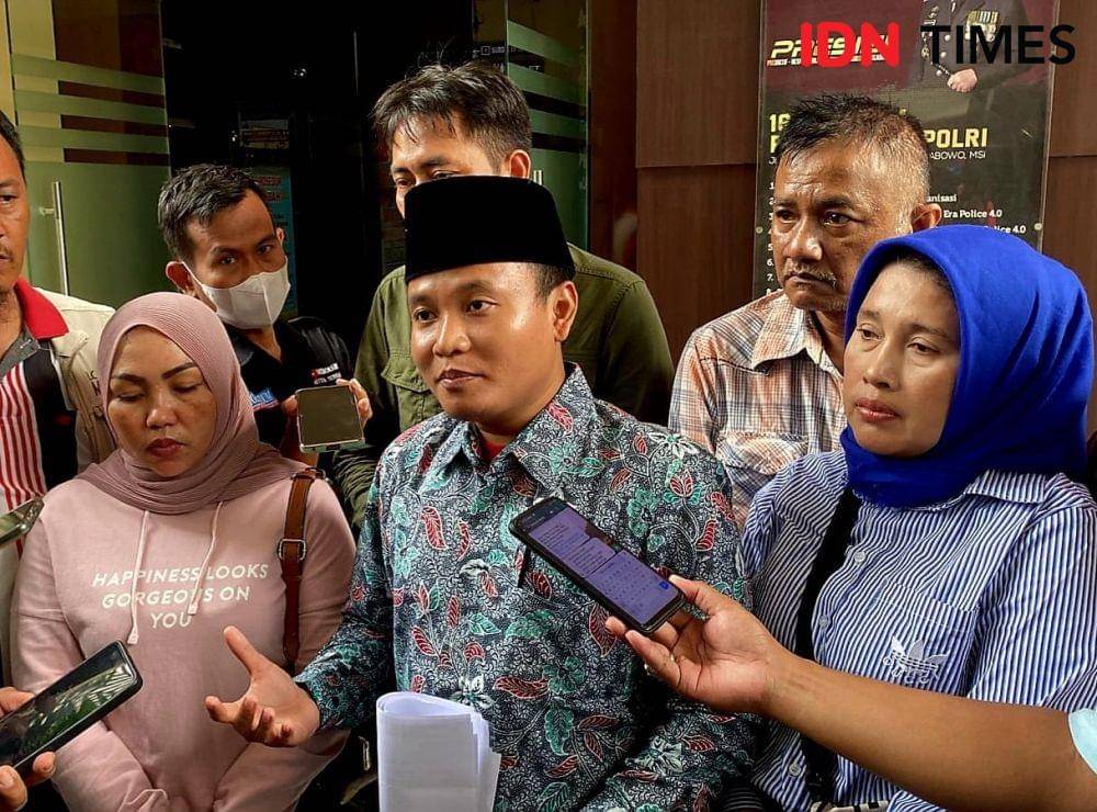 Pengacara keluarga tahanan tewas, Taufik saat di Polda Jatim, Selasa (9/5/2023). IDN Times/Ardiansyah Fajar.