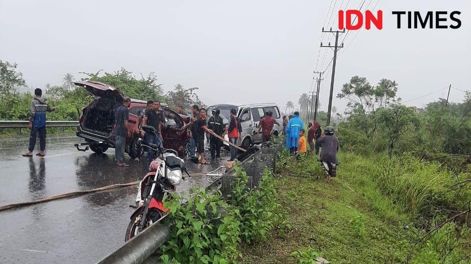 Laka lantas antara minibus KIA Pregio dengan mobil penumpang Rush di Kabupaten Aceh Jaya, Aceh. (Dokumentasi warga untuk IDN Times)