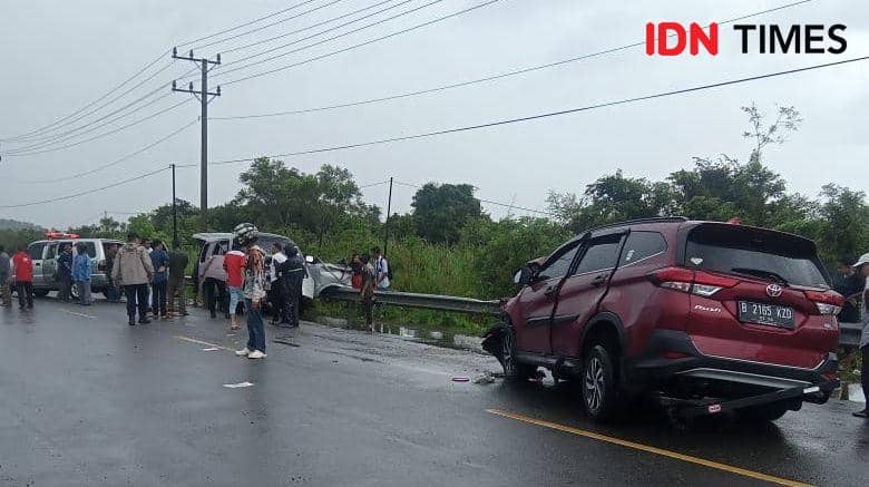 Laka lantas antara minibus KIA Pregio dengan mobil penumpang Rush di Kabupaten Aceh Jaya, Aceh. (Dokumentasi warga untuk IDN Times)