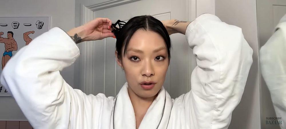 Cuplikan step rutinitas skincare malam ala Rina Sawayama (youtube.com/Harper's BAZAAR)