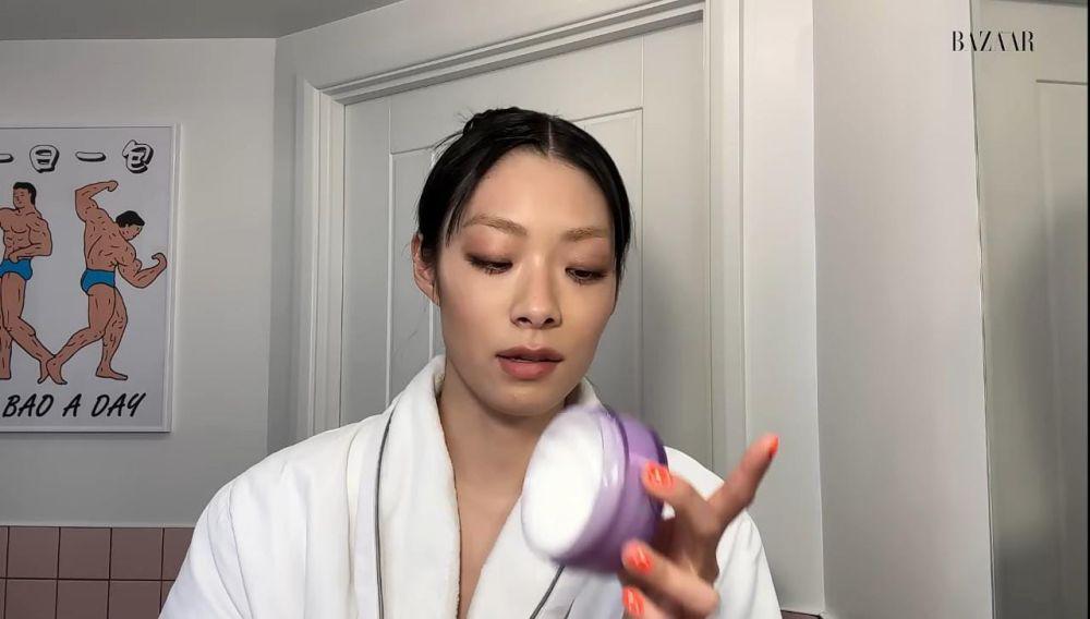 Cuplikan step rutinitas skincare malam ala Rina Sawayama (youtube.com/Harper's BAZAAR)