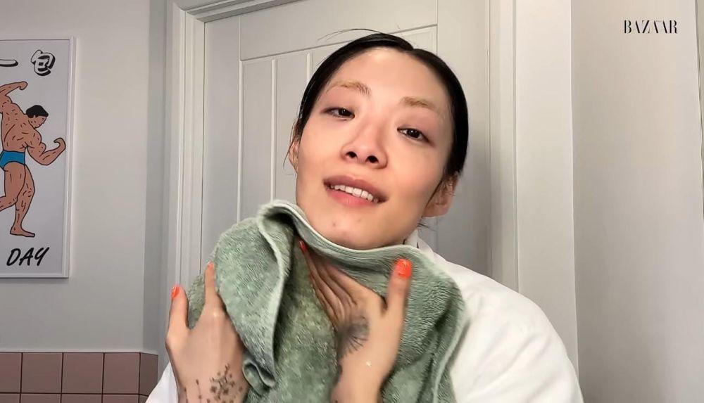 Cuplikan step rutinitas skincare malam ala Rina Sawayama (youtube.com/Harper's BAZAAR)
