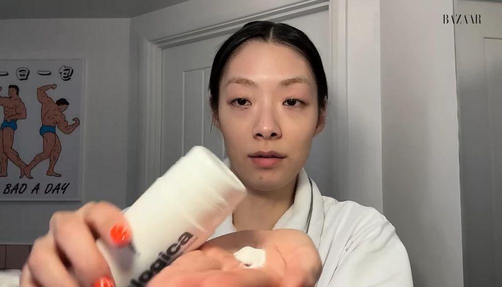 Cuplikan step rutinitas skincare malam ala Rina Sawayama (youtube.com/Harper's BAZAAR)