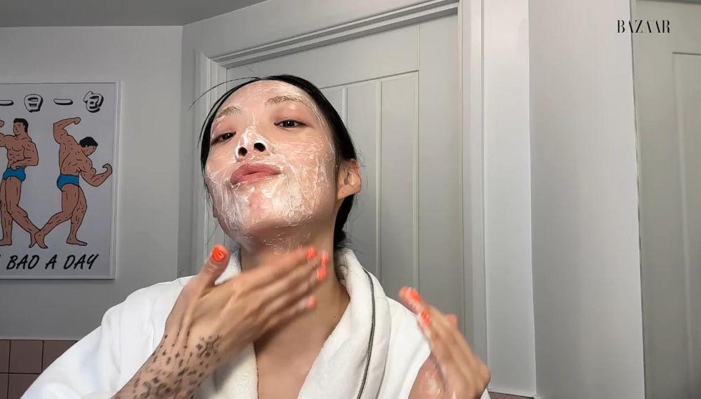 Cuplikan step rutinitas skincare malam ala Rina Sawayama (youtube.com/Harper's BAZAAR)