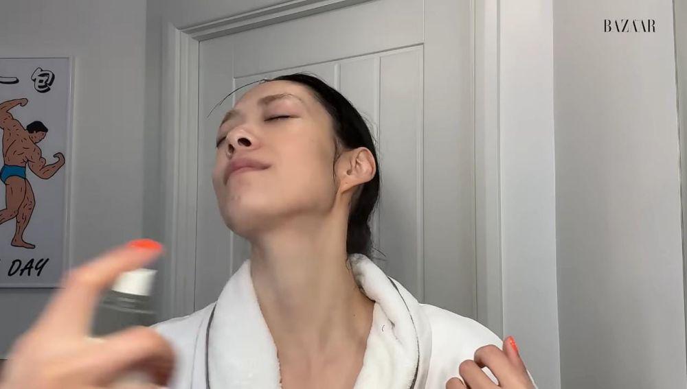 Cuplikan step rutinitas skincare malam ala Rina Sawayama (youtube.com/Harper's BAZAAR)