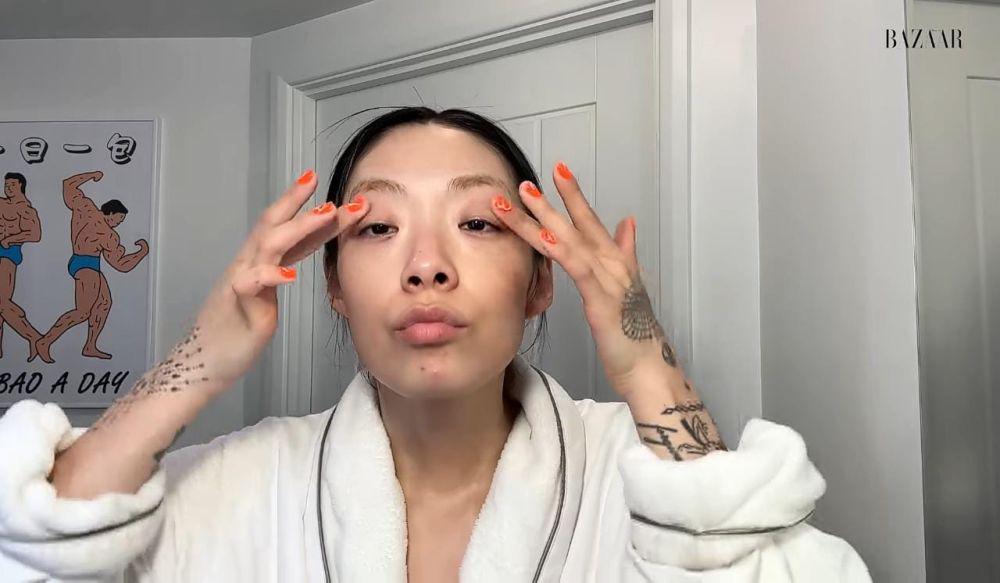 Cuplikan step rutinitas skincare malam ala Rina Sawayama (youtube.com/Harper's BAZAAR)