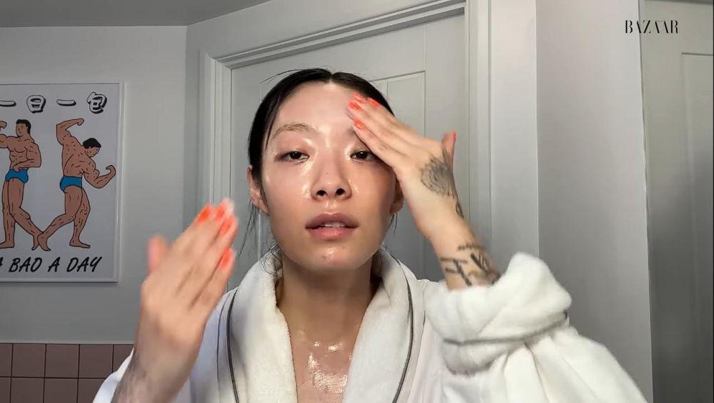 Cuplikan step rutinitas skincare malam ala Rina Sawayama (youtube.com/Harper's BAZAAR)