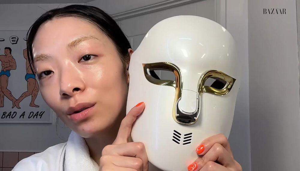 Cuplikan step rutinitas skincare malam ala Rina Sawayama (youtube.com/Harper's BAZAAR)