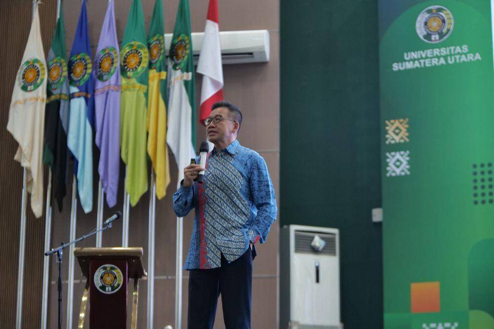 Direktur BCA Haryanto T Budiman danEVP Corporate Communication & Social Responsibility BCA Hera F. Haryn berbicara di depan mahasiswa USU pada kuliah umum yang digelar di Auditorium USU, Selasa (9/5/2023) (Dok.Istimewa)
