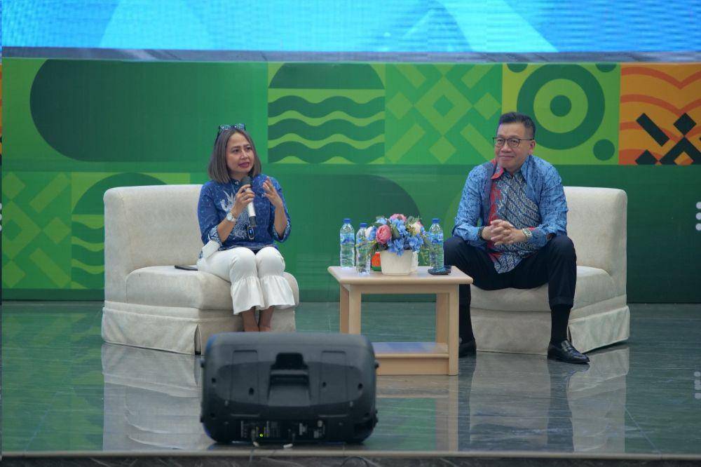 Direktur BCA Haryanto T Budiman danEVP Corporate Communication & Social Responsibility BCA Hera F. Haryn berbicara di depan mahasiswa USU pada kuliah umum yang digelar di Auditorium USU, Selasa (9/5/2023) (Dok.Istimewa)