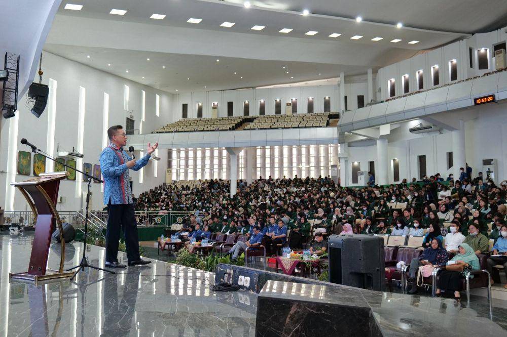 Dirut BCA Haryanto berbicara di depan mahasiswa USU pada kuliah umum yang digelar di Auditorium USU, Selasa (9/5/2023) (Dok.Istimewa)