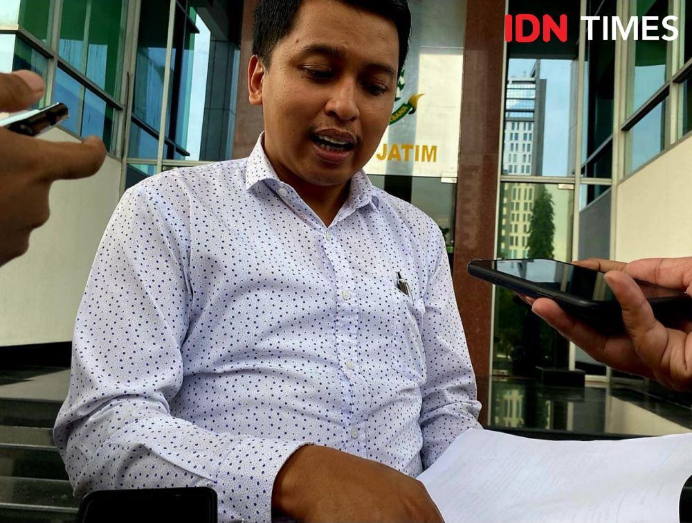 Kuasa hukum TGA, Anjar Nawan Husky usai audiensi dengan Aspidum Kejati Jatim, Selasa (9/5/2023). IDN Times/Ardiansyah Fajar.
