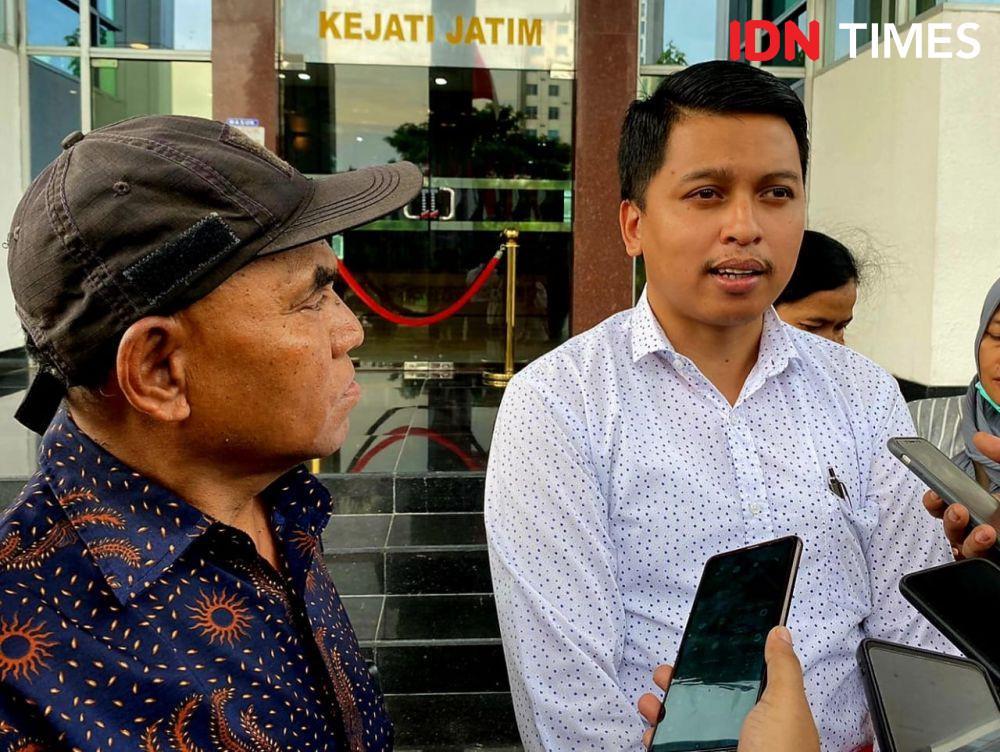 Kuasa hukum TGA, Anjar Nawan Husky usai audiensi dengan Aspidum Kejati Jatim, Selasa (9/5/2023). IDN Times/Ardiansyah Fajar.