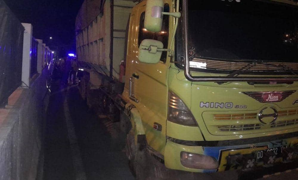 Mobil truk 10 ban yang lindas pengendara motor di Makassar. (Istimewa)