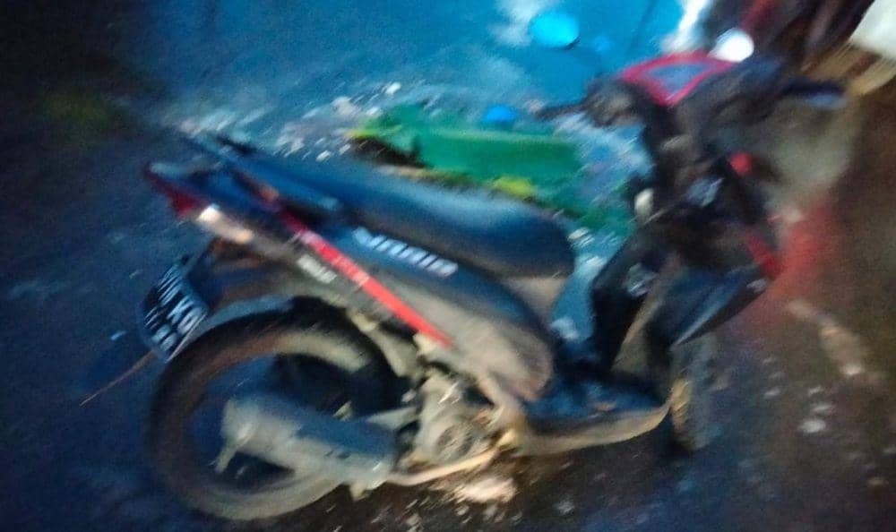 Sepeda motor pengendara yang dilindas truk 10 ban di Makassar. (Istimewa)