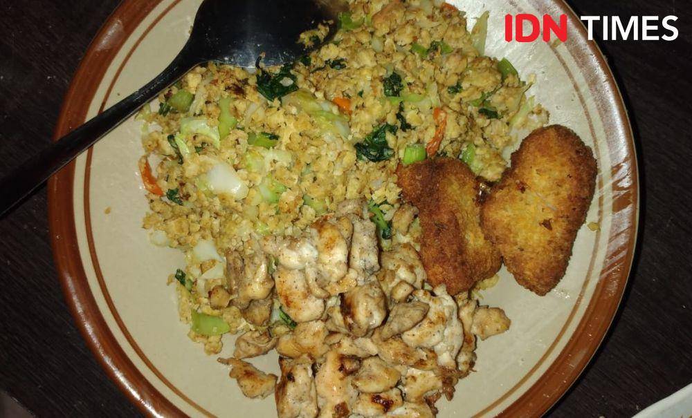 Ilustrasi nasi goreng oatmeal (IDN Times/Dhiya Awlia Azzahra)