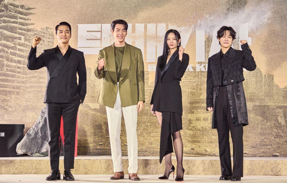 7 Cerita di Balik Layar Black Knight, Song Seung Heon Hobi Selfie