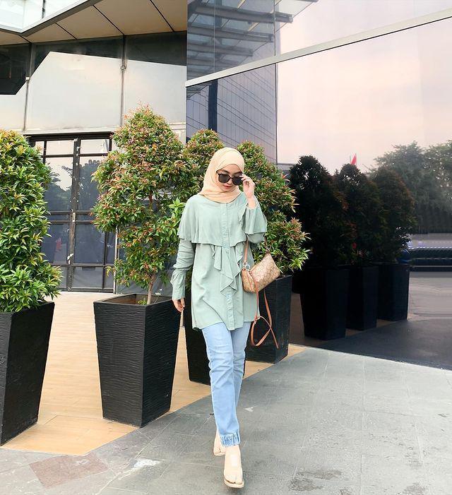Padu padan outfit denim ala Olivia Finda (instagram.com/oliviafindas)