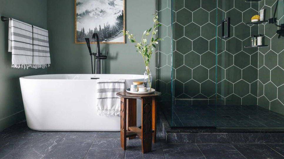 Lantai ubin porselen hitam matte yang menyerupai batu alam (hgtv.com/Tomas Espinoza)