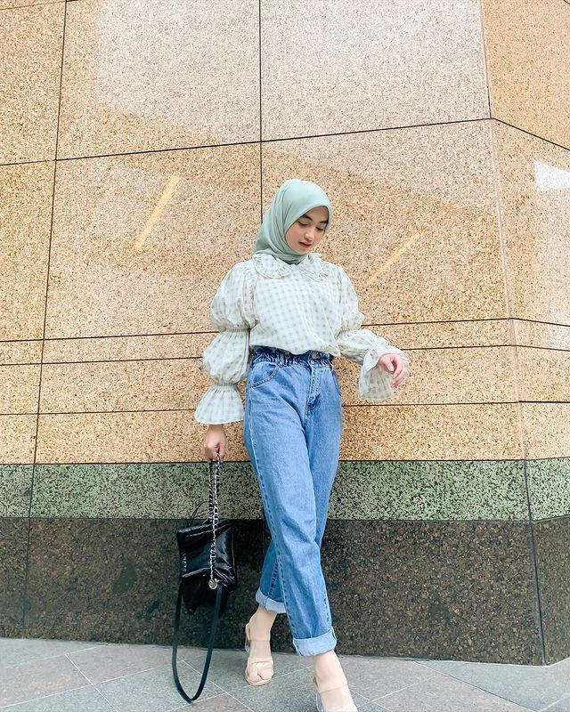 Padu padan outfit denim ala Olivia Finda (instagram.com/oliviafindas)