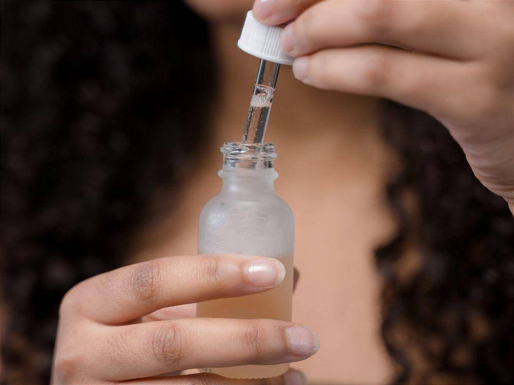 ilustrasi menggunakan serum alpha arbutin (pexels.com/Ron Lach)