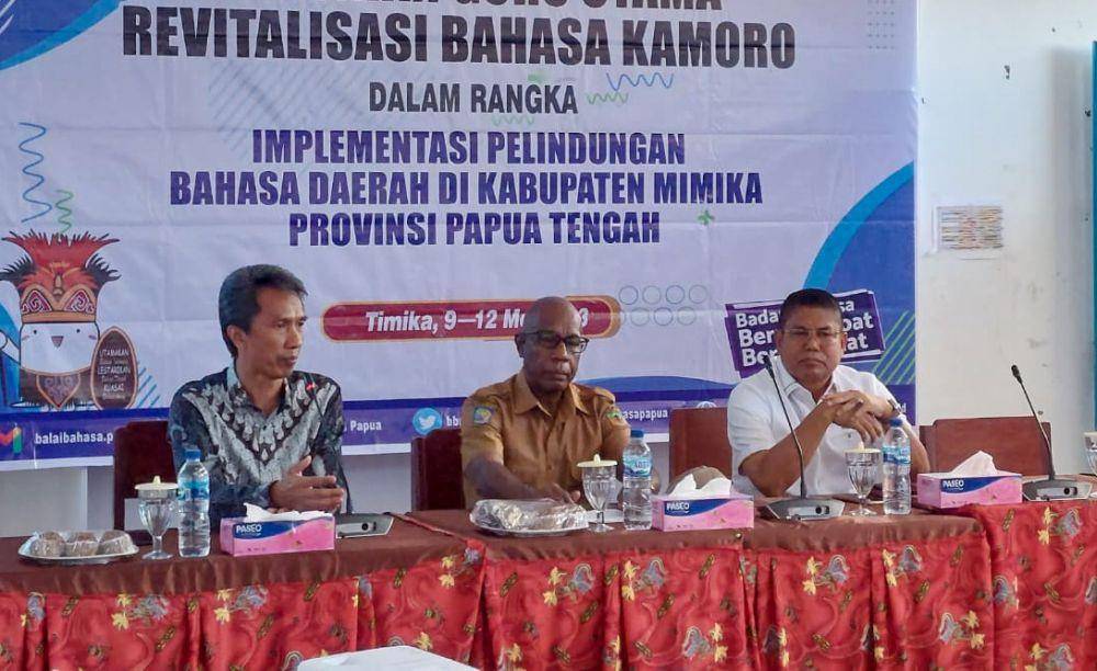 Kepala Balai Bahasa Provinsi Papua, Sukardi Gau (kiri), Assisten I Setda Mimika, Paulus Dumais (tengah), Ketua Bapemperda DPRD Mimika, Iwan Anwar (kanan). (IDN Times/Endy Langobelen)