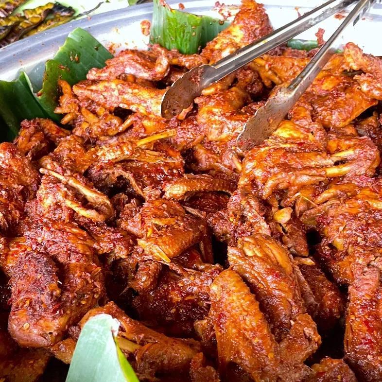 Ayam sudah dibumbui sebelum dibakar (maps.google.com/yulianisa)